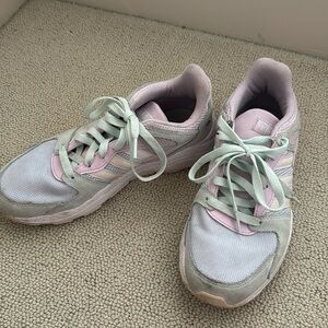 Women’s Adidas cloud foam sneakers size 7.5